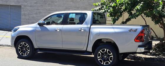 TOYOTA HILUX 2.8 D-4D TURBO DIESEL CD SRX 4X4 AUTOMÁTICO TOYOTA HILUX 2.8 D-4D TURBO DIESEL CD SRX 4X4 AUTOMÁTICO